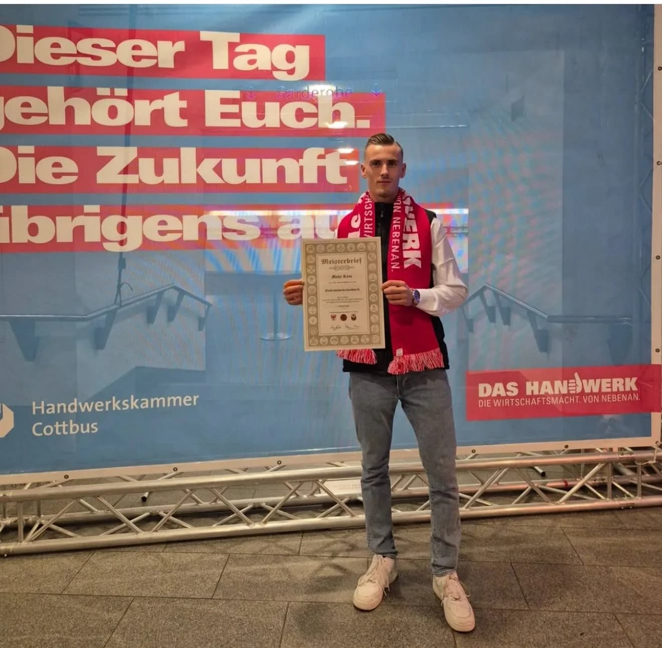 Malte Raue mit seinem Meisterbrief bei der Meisterfeier der Handwerkskammer